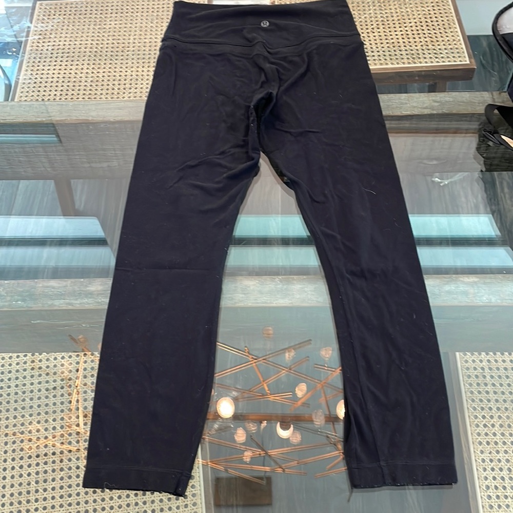 Lululemon Wunder Under Crops. Size 6.